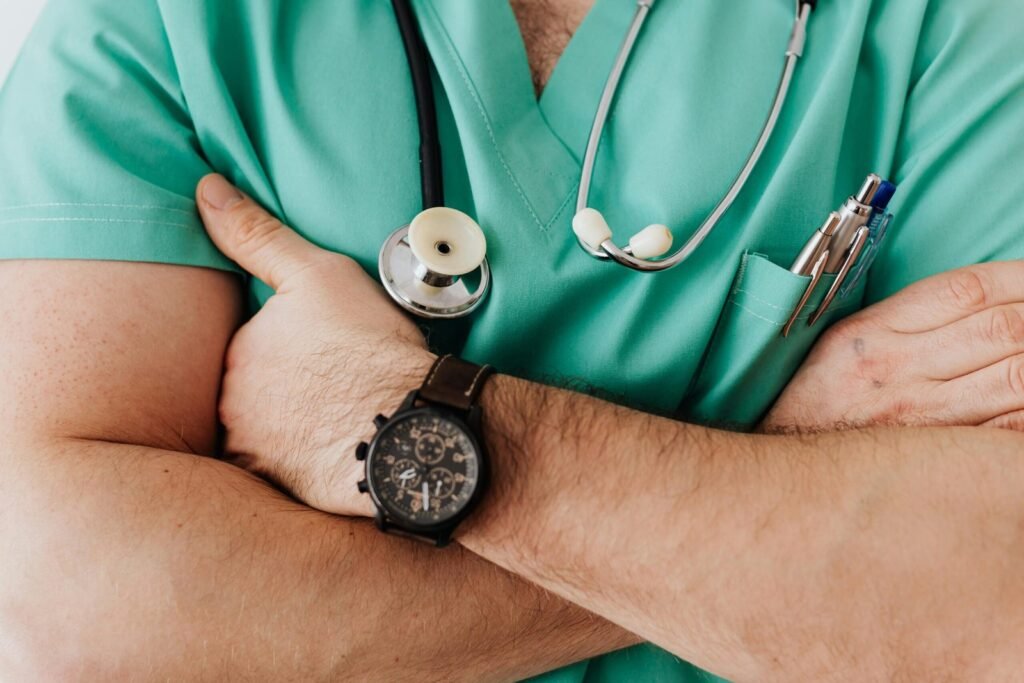 Medico clínico cruzado de brazos