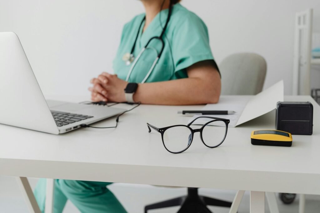 Medico en escritorio