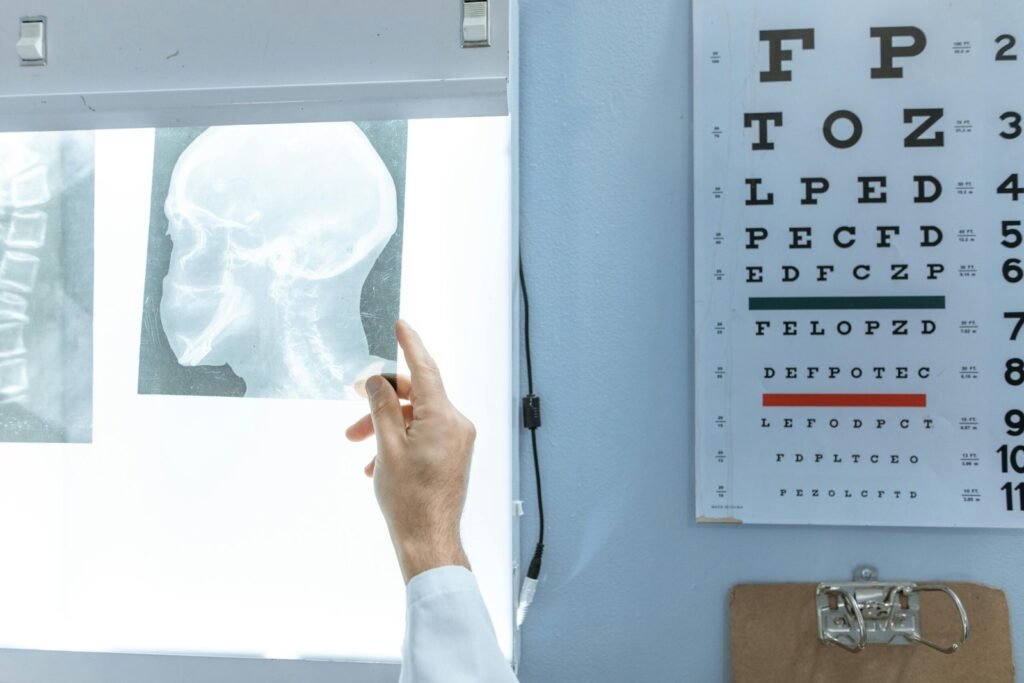 Doctora revisando tomografias
